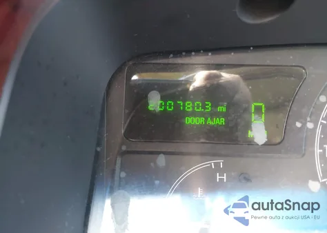 2005 Lincoln Town Car Signature Limited from USA, damaged, VIN 1LNHM82W05Y626210